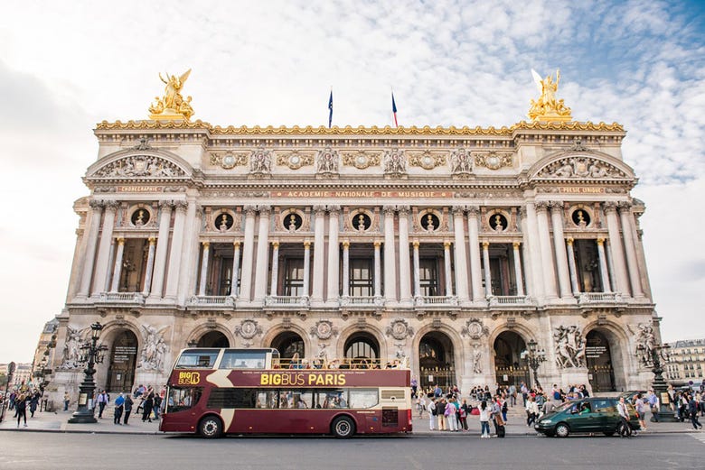 Passeando de ônibus turístico por Paris